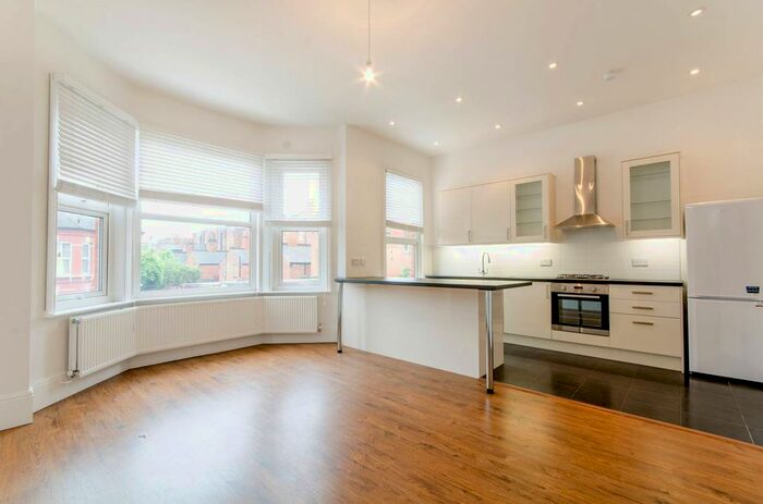 2 Bedroom Flat To Rent In Richborough Road, Cricklewood, London, NW2