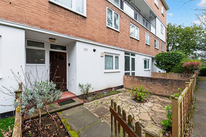 3 Bedroom Flat For Sale In Windlesham Grove, London, SW19