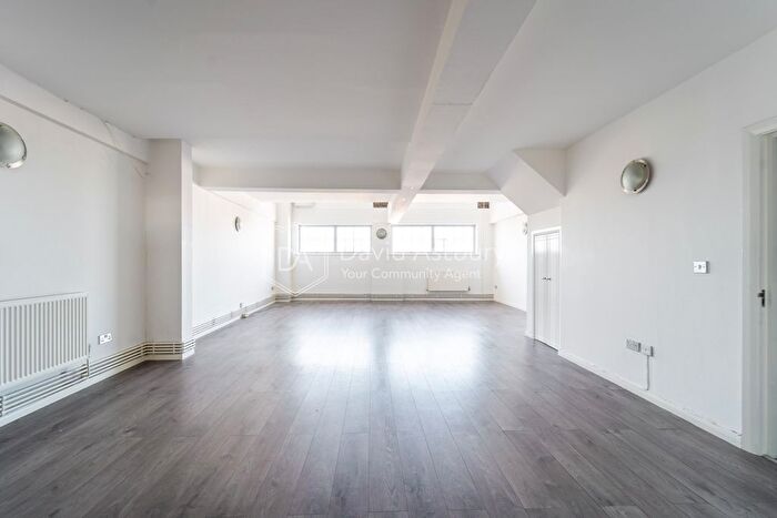 3 Bedroom Flat To Rent In Arbutus Street, Dalston, London, E8