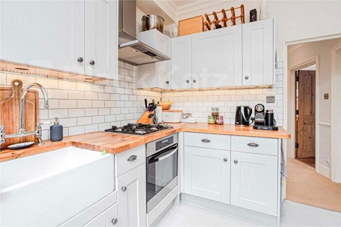 3 Bedroom Flat To Rent In Maidstone Road, Bounds Green, N11