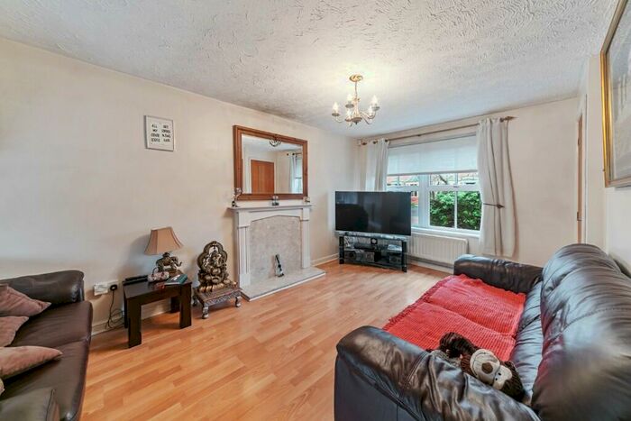 3 Bedroom Semi-Detached House To Rent In Moundsfield Way, Slough, Berkshire, SL1