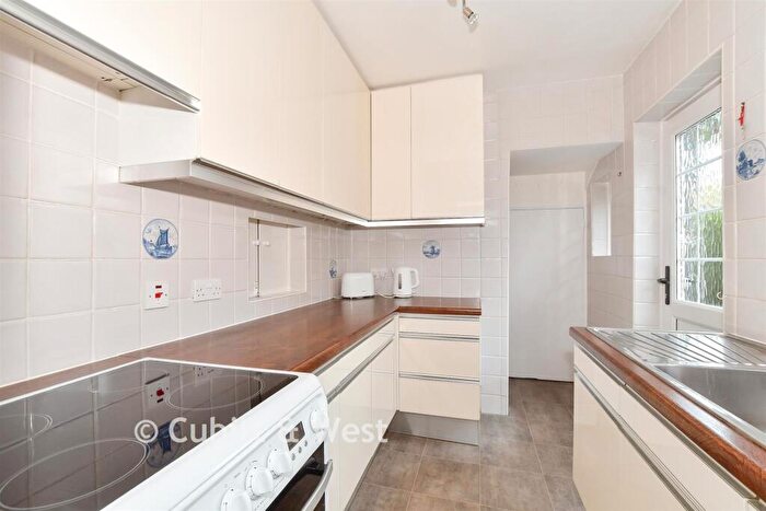 4 Bedroom Semi Detached House For Sale In The Drive, Cranleigh, Surrey, GU6