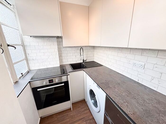 Studio To Rent In Balham High Road, London, SW17