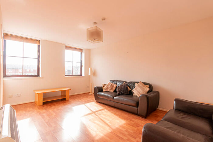 2 Bedroom Flat To Rent In L Restalrig Drive, Edinburgh, EH7