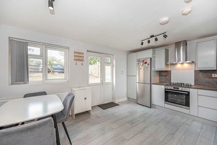 2 Bedroom Flat To Rent In Windmill Road, Brentford, TW8