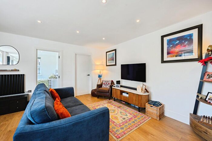 2 Bedroom Maisonette For Sale In Oakdene Road, Redhill, Surrey, RH1