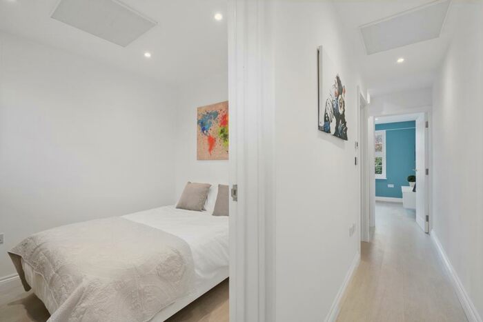 2 Bedroom Apartment To Rent In High Street, Weybridge, KT13