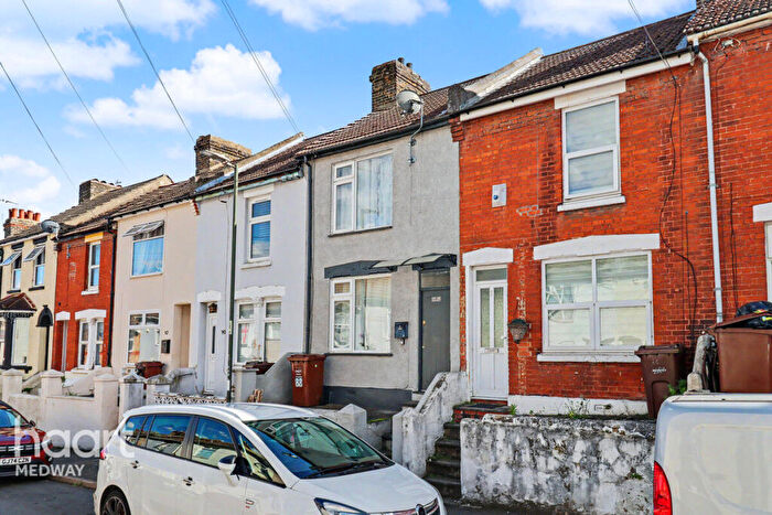 2 Bedroom Terraced House For Sale In Glencoe Road, Chatham, ME4