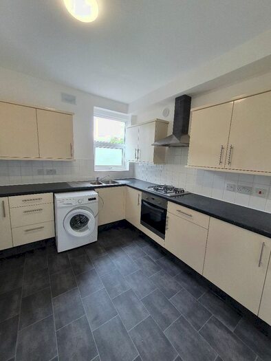 2 Bedroom Flat To Rent In Lodge Road, Croydon, CR0