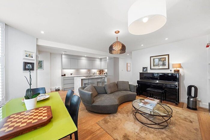 2 Bedroom Flat For Sale In Sinclair Road, Olympia, London, W14