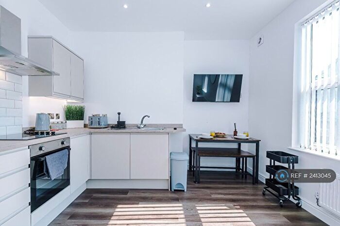 3 Bedroom Flat To Rent In Grimshaw Lane, Manchester, M40