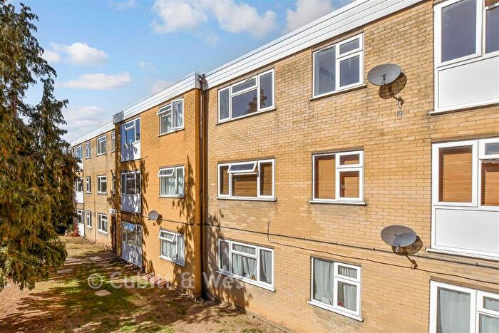 1 Bedroom Flat For Sale In Ross Road, Wallington, Surrey, SM6