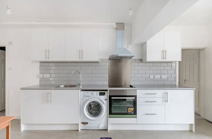 4 Bedroom Flat To Rent In New Malden, KT3
