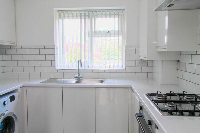 2 Bedroom Flat To Rent In Elm Tree Close, Northolt, UB5