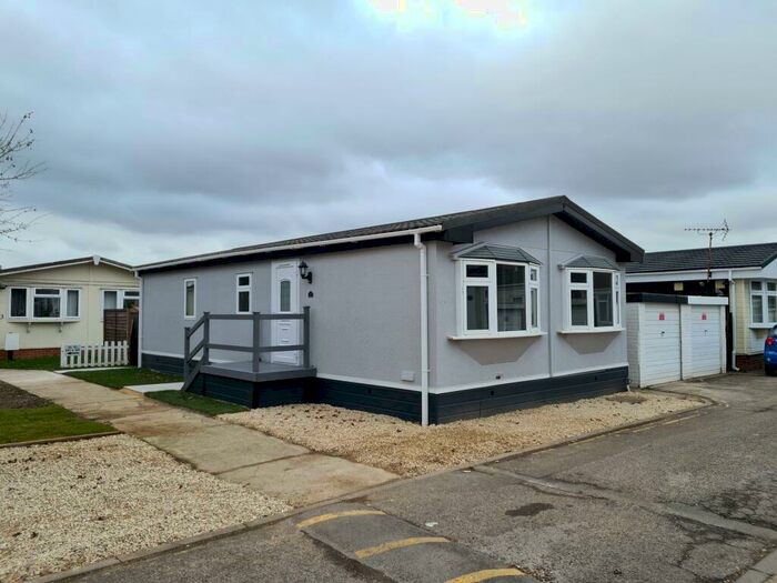 2 Bedroom Park Home To Rent In Mere Oak Lane, Three Mile Cross, RG7