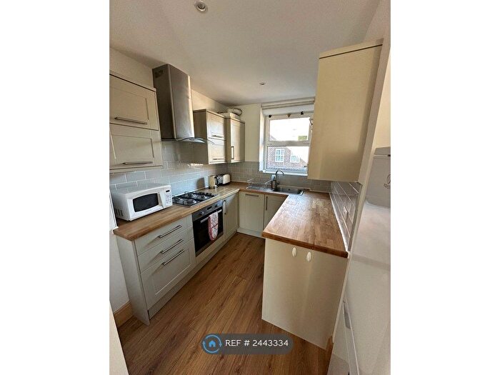 2 Bedroom Flat To Rent In Kneller House Union Grove, London, SW8