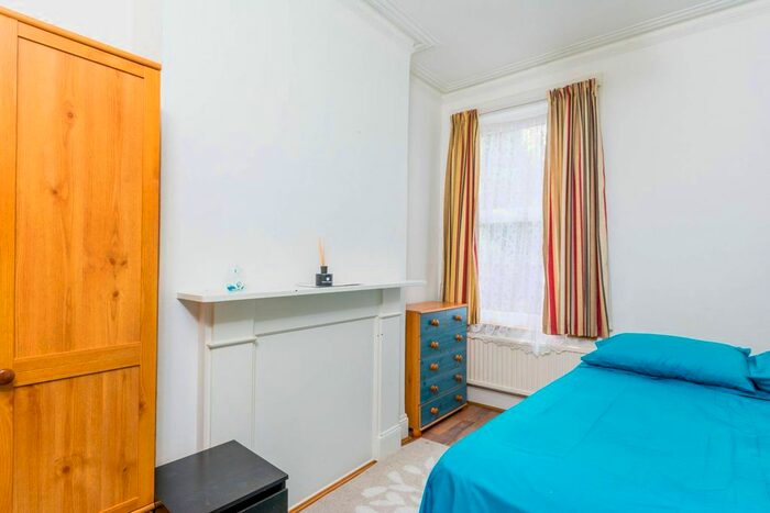 2 Bedroom Flat To Rent In Fielding Road, Bedford Park, London, W4