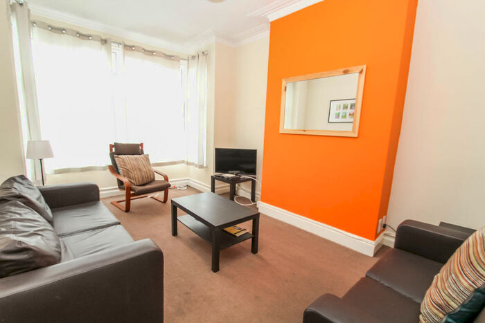 6 Bedroom Terraced House To Rent In Newport Mount, Headingley, LS6