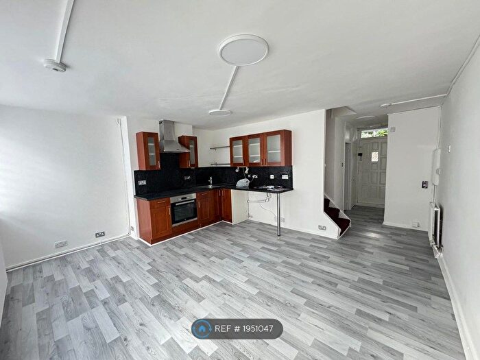 4 Bedroom Flat To Rent In Sprewell House, London, SW15