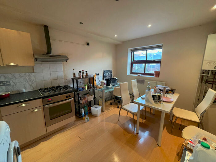 3 Bedroom Apartment To Rent In Belle Vue Road, Leeds, LS3