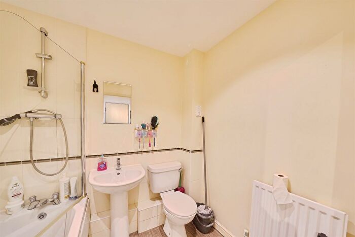 1 Bedroom Flat For Sale In Harwoods Road, Watford, WD18