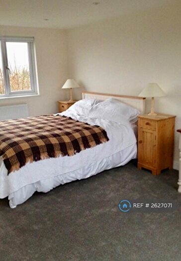 Studio To Rent In Cambrian Close, London, SE27