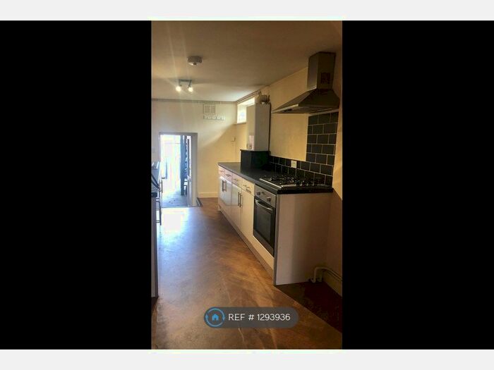 2 Bedroom Flat To Rent In Ford Green Road, Smallthorne ST6