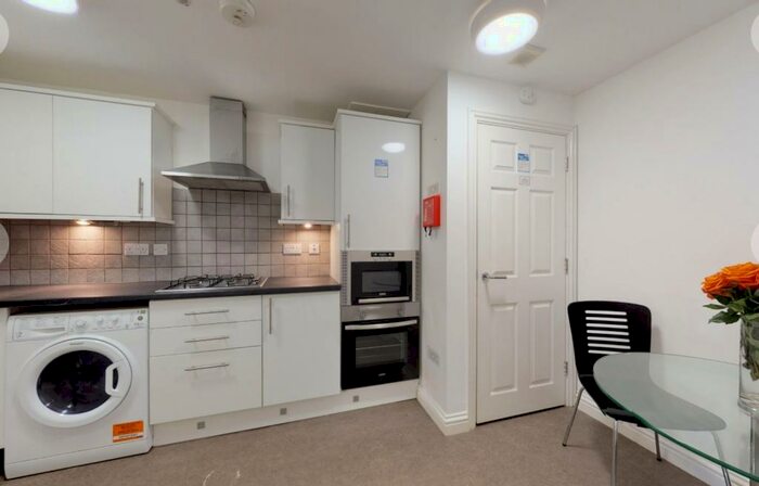 3 Bedroom Flat To Rent In Woodside, Plymouth, Devon, PL4