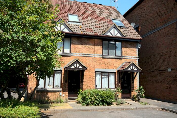 1 Bedroom Maisonette To Rent In Dorchester Court, Oriental Road, Woking, GU22