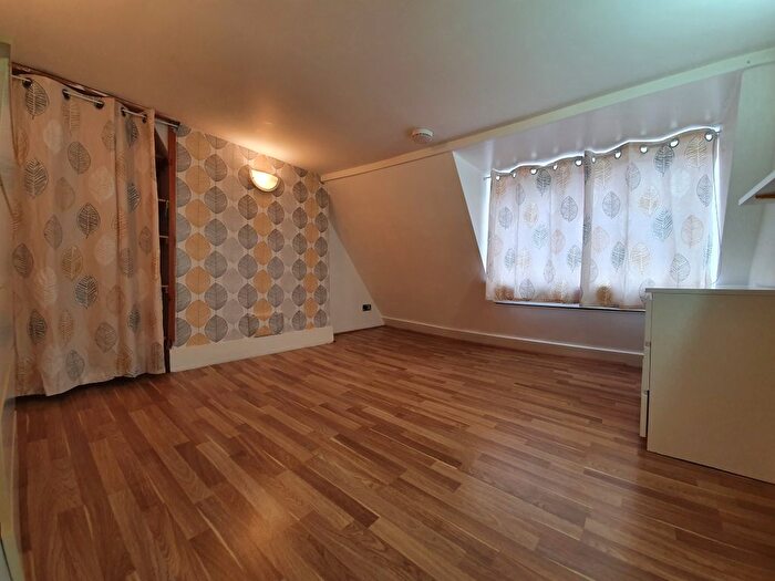 3 Bedroom Flat To Rent In High Road, London, N22