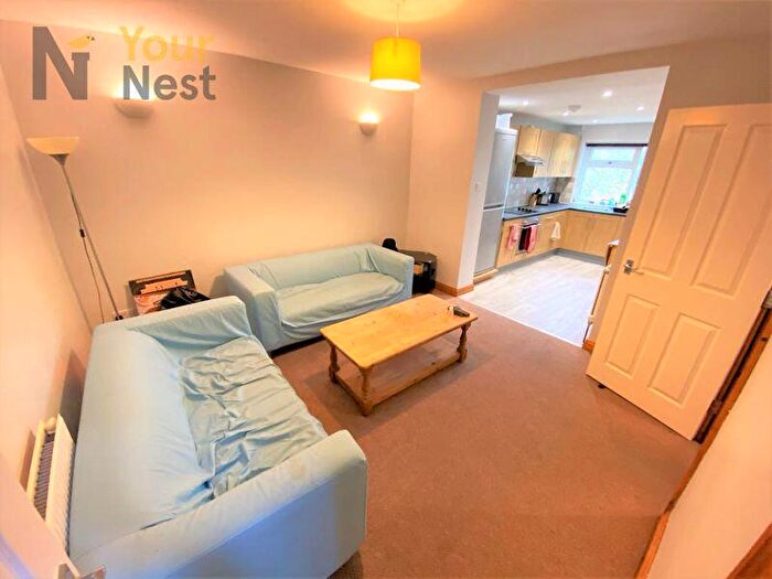 4 Bedroom Semi-Detached House To Rent In St Annes Drive, Headingley, Leeds, LS4