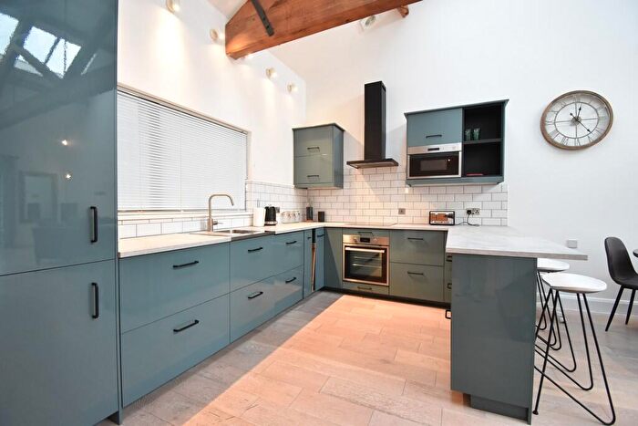 2 Bedroom Apartment To Rent In Kennaway Apartments, Commercial Rd, EX2