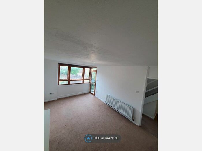 3 Bedroom Flat To Rent In Denchworth House, London, SW9
