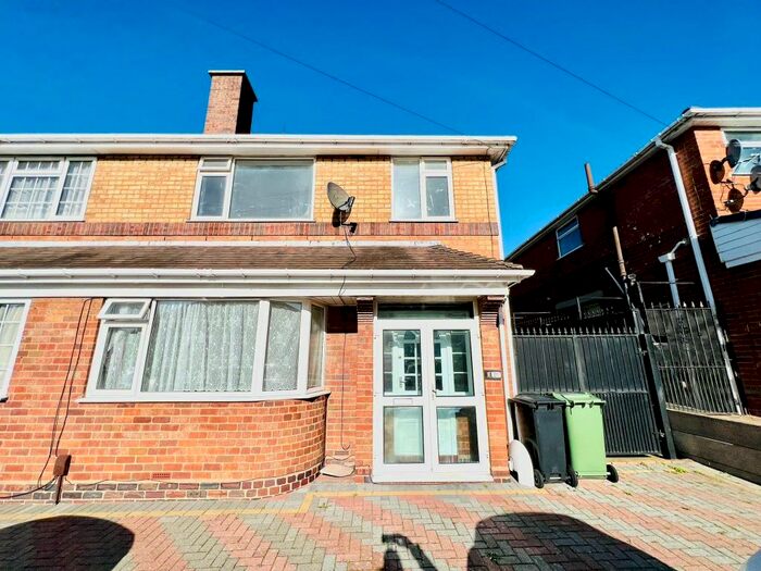 3 Bedroom Semi-Detached House To Rent In Green Lane, Stourbridge, DY9