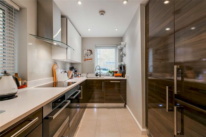 4 Bedroom Semi-Detached House To Rent In Dere Close, Bishops Park, SW6