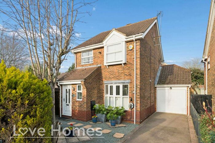 3 Bedroom Detached House For Sale In Edkins Close, Luton, LU2