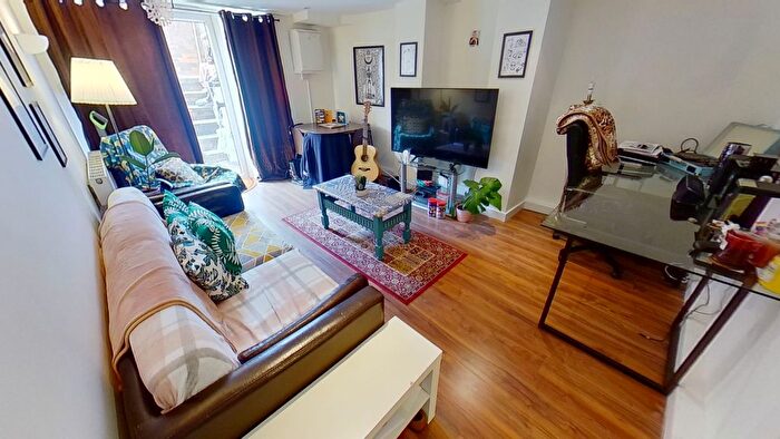 2 Bedroom Flat To Rent In Ash Road, Headingley, Leeds, West Yorkshire, LS6