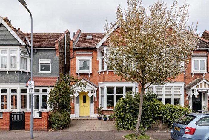 3 Bedroom Semi Detached House For Sale In Woodlands Avenue, Aldersbrook, E11