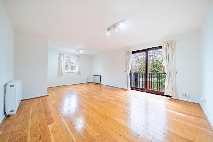 2 Bedroom Apartment For Sale In Flamingo Court, Nottingham, NG7