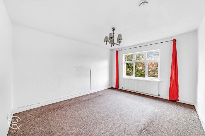 2 Bedroom Maisonette For Sale In Gifford Gardens, London, W7