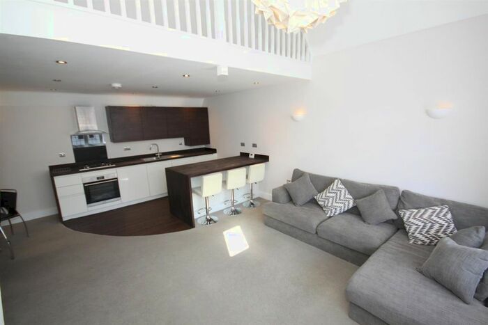 2 Bedroom Flat To Rent In Woodhurst Avenue, Petts Wood, Orpington, BR5