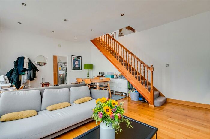 2 Bedroom Mews To Rent In Anchor Mews, London, SW12