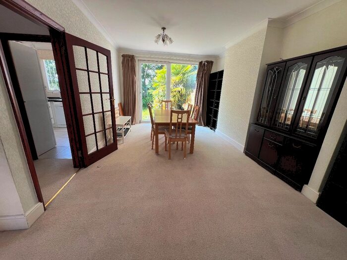 3 Bedroom Semi-Detached House To Rent In Cissbury Ring South, London, N12