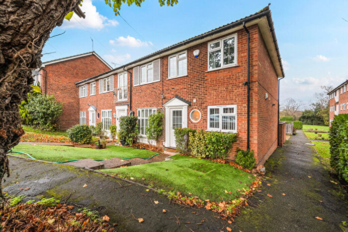 3 Bedroom End Of Terrace House For Sale In Midhope Road, Woking, GU22