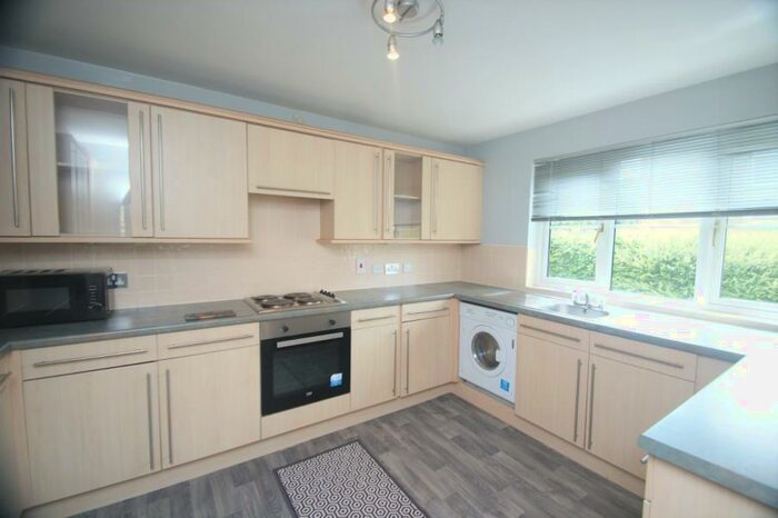 2 Bedroom Flat To Rent In Queens Court, Mount Pleasant Road, Pudsey, LS28