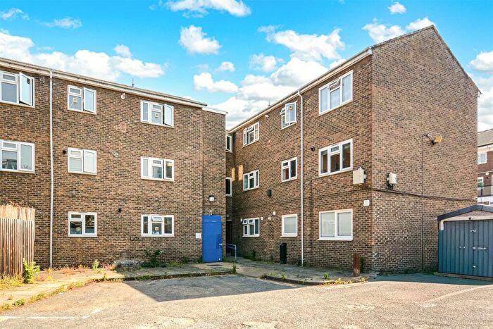 3 Bedroom Flat For Sale In Brierly Gardens, London, E2
