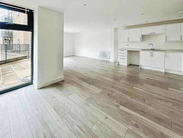 2 Bedroom Flat To Rent In Pullman Square, Grays, RM17