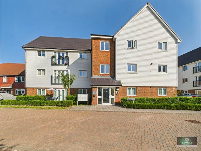 2 Bedroom Flat For Sale In Kilnwood Vale, Horsham, RH12