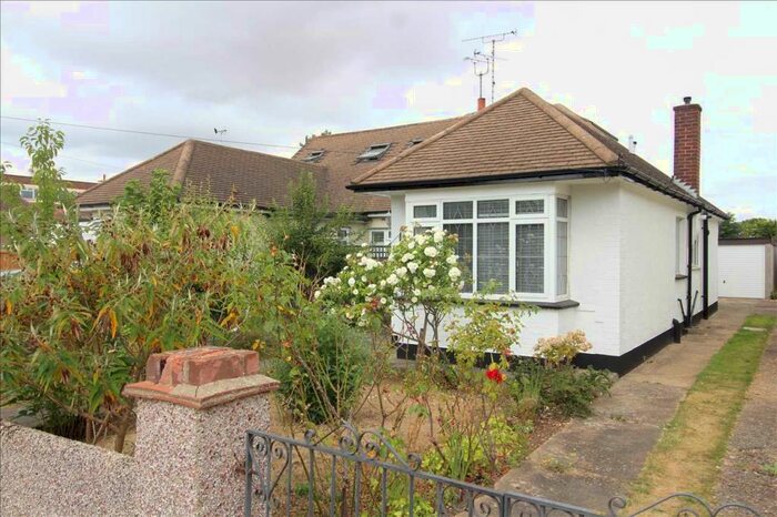 2 Bedroom Chalet To Rent In Oakengrange Drive, Southend On Sea, SS2