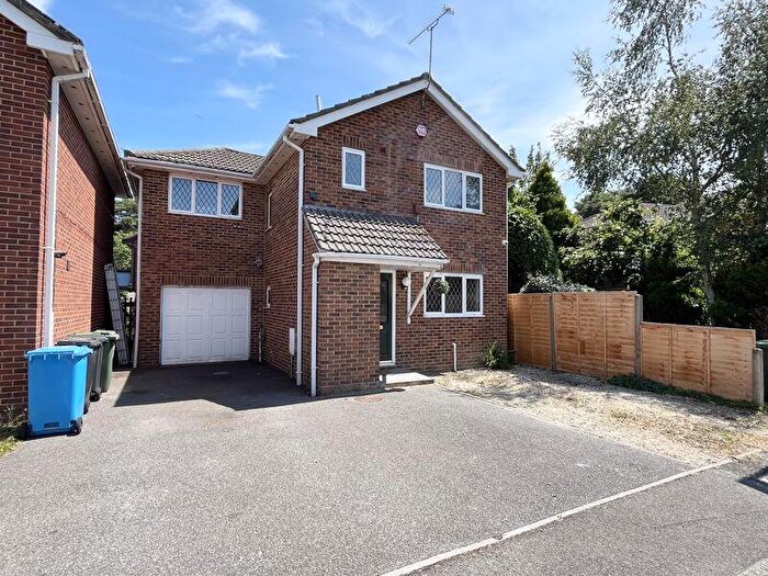 4 Bedroom Detached House For Sale In Woodpecker Drive, Creekmoor, Poole, BH17
